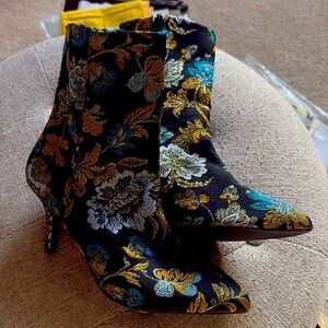 Elegant floral embroidered pattern short boots!